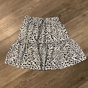 Leopard print white & black skirt.